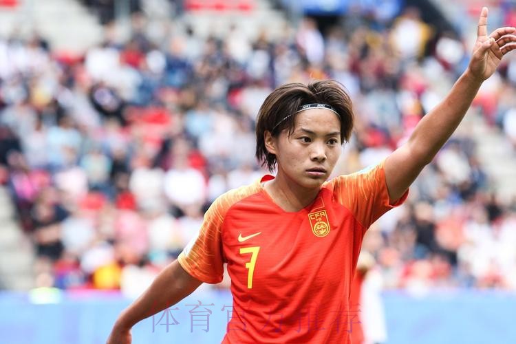 玫瑰再绽放 | 王霜助攻王珊珊破门 中国女足1-2不敌法国女足 玫瑰再绽放 | 王霜助攻王珊珊破门 中国女足1-2不敌法国女足